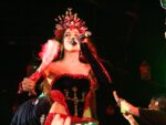 De mãos dadas com Exu, Anitta encontra Sankofa no show da final da Grande Rio