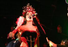 De mãos dadas com Exu, Anitta encontra Sankofa no show da final da Grande Rio