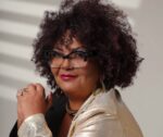 Babi Cruz celebra 50 anos de carnaval e será homenageada pela Estrelinha da Mocidade