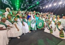Com chapéu panamá, Camisa Verde e Branco grava audiovisual para o Carnaval 2027