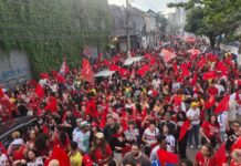 ‘Samba tem lado’: sambistas tomam as ruas de São Paulo em ato por Lula